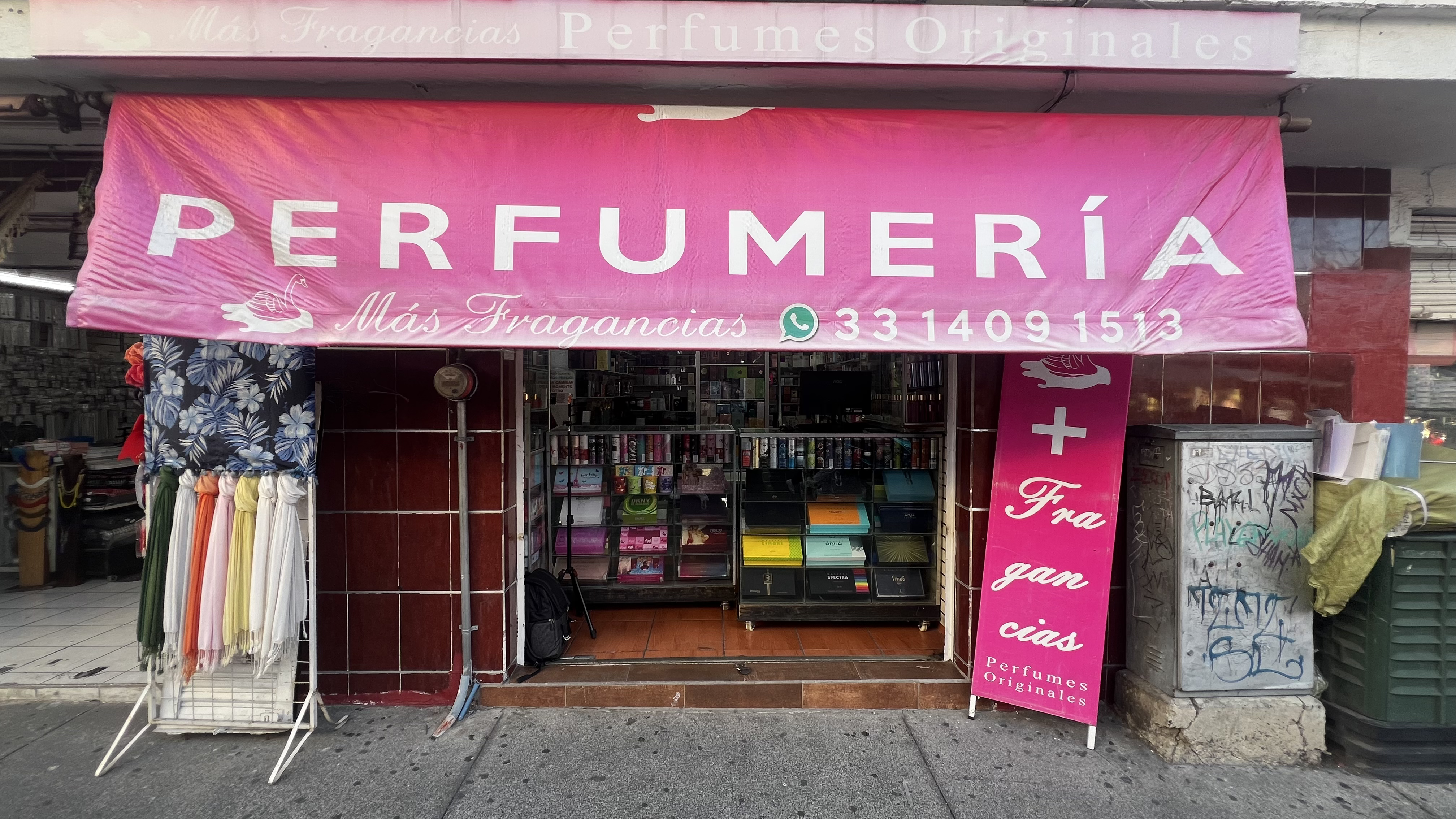 Fachada principal de Perfumería Más Fragancias en Guadalajara