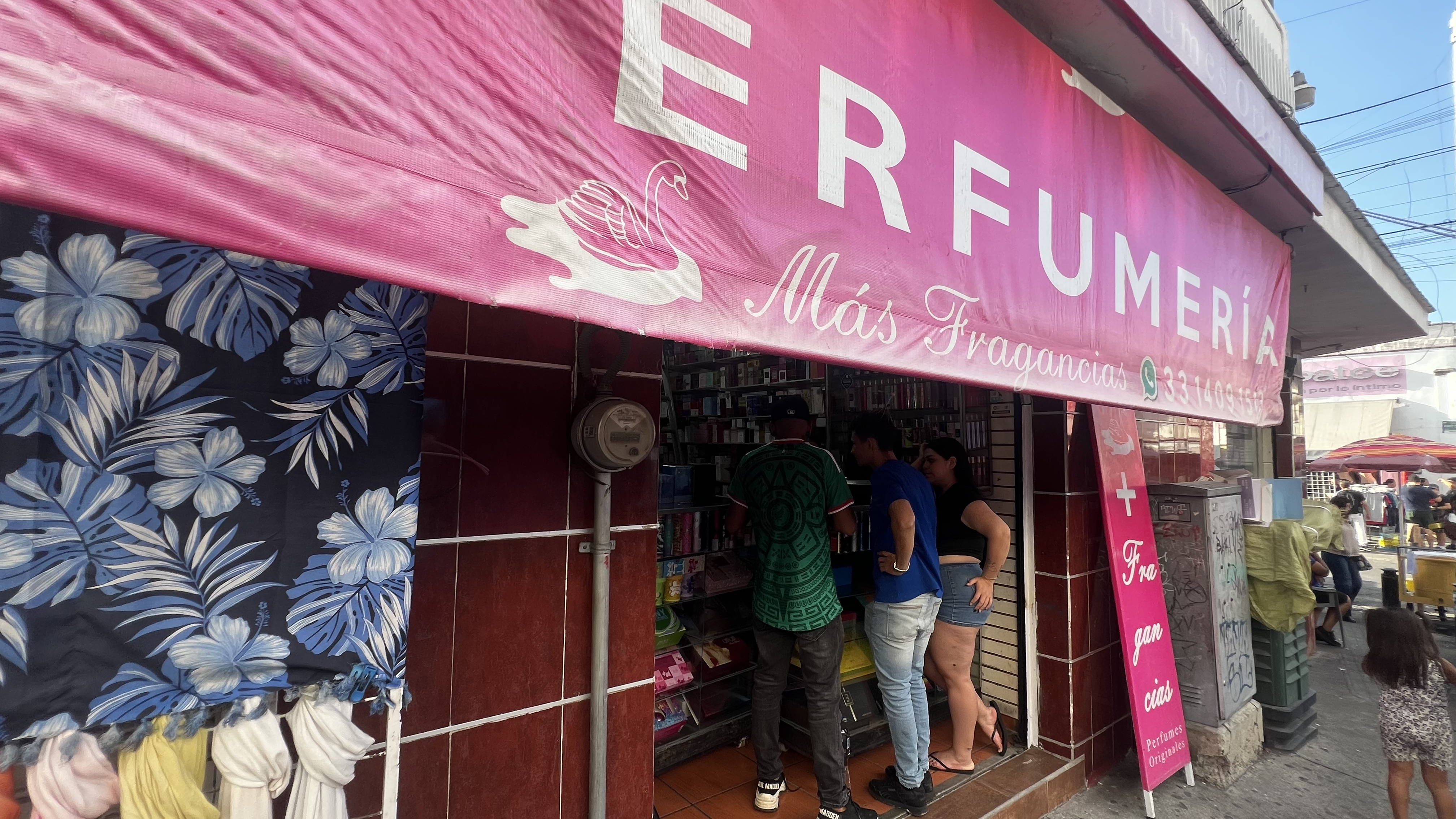 Clientes en la sucursal de Más Fragancias